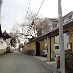 ろくさろん - 土壁の門に白壁の建物。左は不空院。この道を進むと新薬師寺です