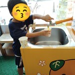 えひめ愛顔の観光物産館 - 甥っ子、大喜びで全員分一機に注ぐ