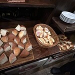 タヴェルナ・ポルチーニ - 塩フォカッチャ、ウィンナーのパン、オリーブのパン、もちパン