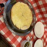 タヴェルナ・ポルチーニ - 色んなチーズがかかっているようなプレーンピッツァ