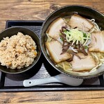 すば処 あじぐくる - 料理写真:三枚肉そば、ジューシー