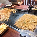 モンジャバ - パリパリ麺を上からトッピング