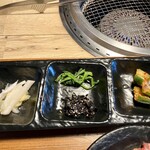 肉の青木商店 - 何気に美味しい副菜群(特に韓国海苔の佃煮！)