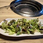 肉の青木商店 - サニーレタスと水菜のサラダ