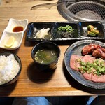 肉の青木商店 - 配膳^ ^