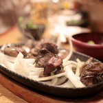 闘鶏 - もも 炙り焼 (800円)  '14 3月上旬