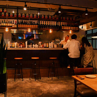 スタイリッシュな空間でお食事を楽しむ、リラックスしたひととき