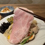 酒肴場 屯 - 大判のカタロースチャーシューはしっとり柔らか