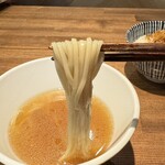 酒肴場 屯 - 三河屋製麺のツルモチ中太ストレート麺は抜群の食感