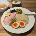 酒肴場 屯 - 【限定】冷やし塩つけ麺（がごめ昆布水×煮干出汁）¥1400、白ご飯¥150