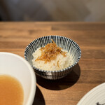 酒肴場 屯 - 白ご飯¥150にはちりめんじゃこのサービス