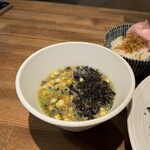 酒肴場 屯 - 「出汁」と岩海苔をつけ汁に投入。コレオススメ