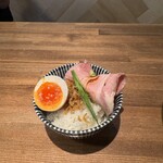 酒肴場 屯 - つけ麺の具を乗せてセルフチャーシュー丼