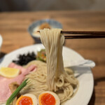 酒肴場 屯 - 三河屋製麺のツルモチ中太ストレート麺は抜群の食感