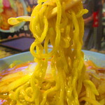 Ramen Sanpachi Toyohiragawa Ten - 逆さんぱちデー　味噌ラーメン　９５０円→６００円（税込）の麺のアップ【２０２４年８月】