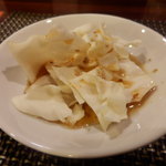 ぢどり倶楽部 - お通しのキャベツ