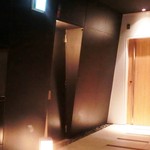 いわ橋 - 一見、何のお店さんか分からない？　向かって左側の黒い入口が「いわ橋」さんですよ。入口では靴を脱いでね～(^ー^)