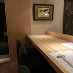 いわ橋 - スッキリとキレイな店内です。