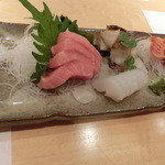 お刺身もりあわせ。飾り切りの桜の花びらが添えれています。マグロ、イカ、赤貝、アワビ。