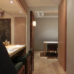 いわ橋 - カウンターに奥にはテーブル席。