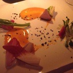 旬野菜のインサラータ フルーツトマトと生姜のソース（前菜１皿目）