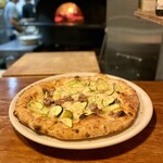 パラダイス ピザ - 黒板メニューのズッキーニのピザ