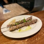 パラダイス ピザ - 黒板メニューの子羊の串焼き　今回はコレがベスト！