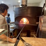 パラダイス ピザ - 薪窯に我が家のピザが入ったところ