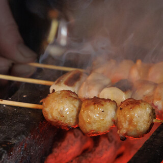 丸鶏から手仕込みする高級地鶏を堪能。紀州備長炭で焼き上げる串