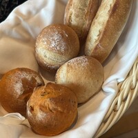 RESTAURANT PRUNIER - パン3種(バゲット、全粒粉パン、トマトパン)