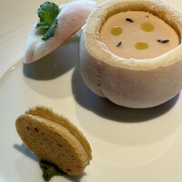 RESTAURANT PRUNIER - 白桃の冷製スープ
                    　小さなフォワ・グラのサンドウィッチ