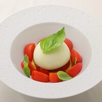 ブッラータとフルーツトマトのカプレーゼ