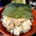 神田ラーメン わいず - 小ライスとチャーシューを海苔で巻くのが至福！