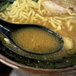 神田ラーメン わいず - キレとコク！スープは鶏油感より豚骨感がやや強め