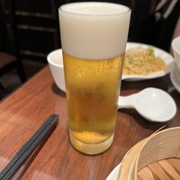 Shanghai Dining 状元樓 - LINE友達追加でサービスのビール。泡がきめ細かくとても美味しかったです