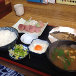 Numadate Shokudou - 刺身定食なのに煮魚も付いてました。600円。