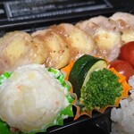 キッチン ブルー グローブ - ぎっしり詰まったガランティーヌ、ポテサラ、野菜が並ぶ