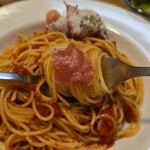 キッチン ブルー グローブ - 完熟トマトを絡めます