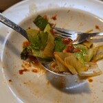 キッチン ブルー グローブ - 最後のサラダ、名残惜しいアマトリチャーナ！