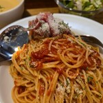 キッチン ブルー グローブ - 生ハムをシフト、下には完熟トマトが見えます