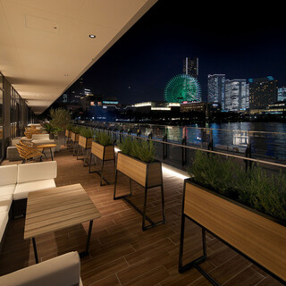 広々としたお洒落な店内には、夜景が見えるテラス席も完備◎