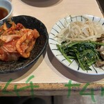 炭火焼 ゆうじ - キムチとナムル