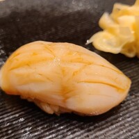 広島 鮨 まつもと - ⑦帆立貝柱
                産卵は春~初夏、旬は晩秋~初夏
                飴色で透明感のある身、ねっとり軟らかく、口腔内に豊潤な旨みが拡がります
                この日、一番良かったネタでした