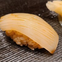 広島 鮨 まつもと - ④槍烏賊
                産卵は初春～夏、旬は秋～冬、寿命1年
                剣先烏賊より胴が細く、身の甘みは穏やか
                縦に包丁を沢山入れ筋を作り、旨みが拡がり易くしてます
                身に張りがあり寝かせは無しか浅い仕込みでしょう