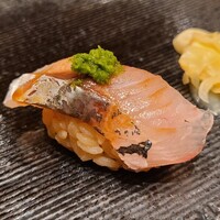 広島 鮨 まつもと - ⑤真鯵
                  産卵は春～夏、旬は秋～冬
                  シャリを交換されました
                  夏の終わりなので脂のりはこれから、サイズも小さいこともあり旨みは薄めですね