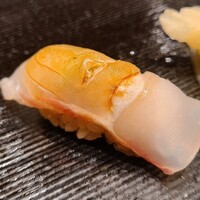 広島 鮨 まつもと - ③真鯛
                産卵は春～初夏、旬は秋～冬
                ハリは殆んど無く3日程度の寝かせが施されている印象ですが、旨みはボチボチで、引き出された感じは余りしないですね