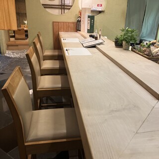 お一人様でも安心のカウンター席！