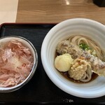 ウドンゴヤ - ぶっかけ冷やし麺量半量で800円。おかか飯が350円でトータル1150円。おかか専用の醤油を適量に加えて混ぜ混ぜしていただく。これくらいの量がオッサンには丁度いい。