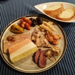 洋惣菜 亀洋 - 前菜盛り合わせ1名1400円、バケット