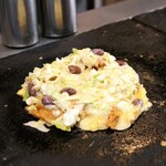 お好み焼 いか十 - 料理写真:豆天玉（￥880）。具は天かすと金時豆、徳島県のご当地グルメ